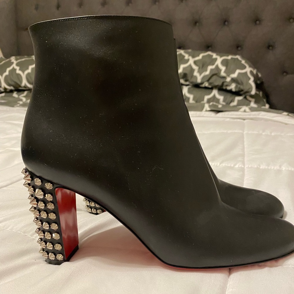 Christian Louboutin Suzi Folk 85 Ankle Boot Black
Leather Size 40.5 Studded Heel